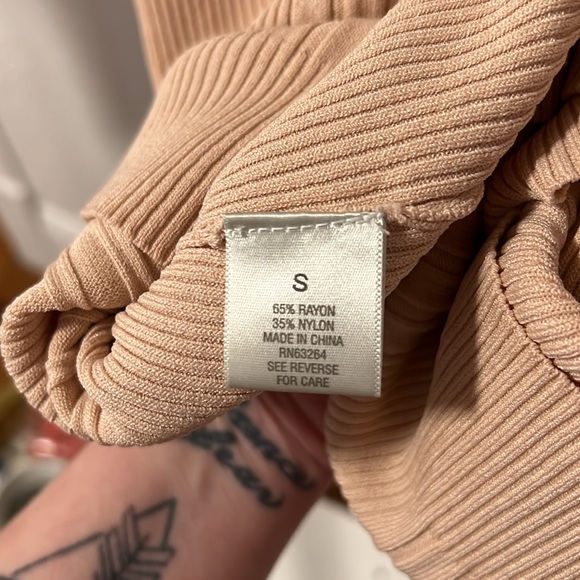 Sleeveless mock neck top - Picture 3 of 4